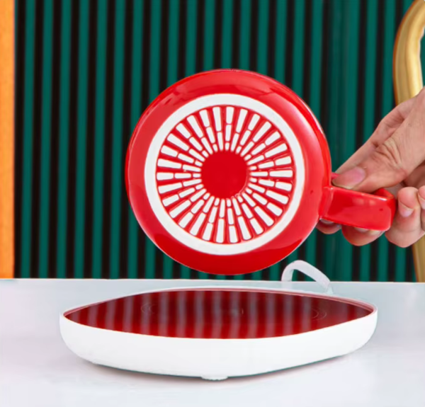 Taza con base calentadora automática